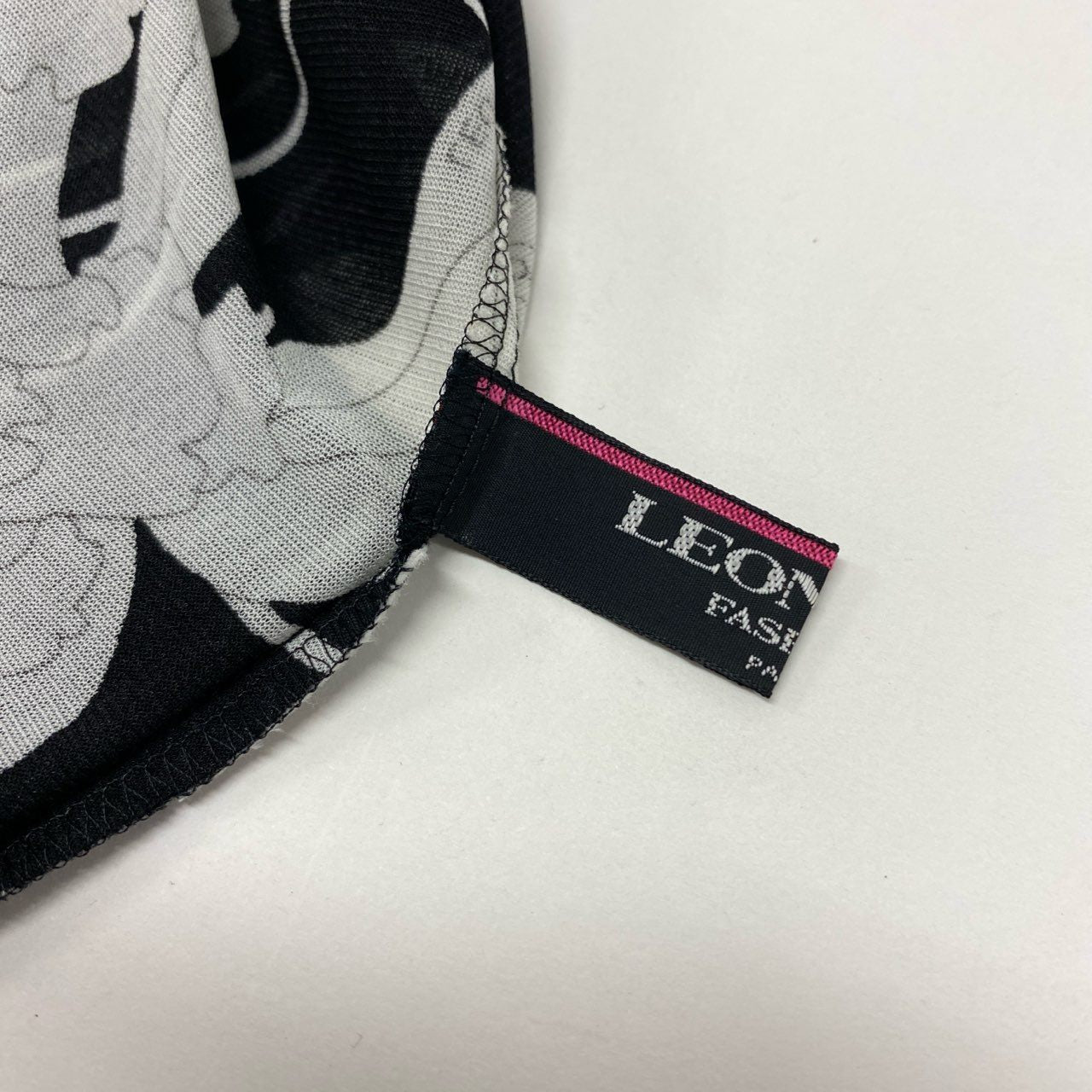 38k16【美品】LEONARD レオナール 長袖カットソー カンカン素材 クルーネック 蝶々 花柄 0199523 LLサイズ ブラック ホワイト レディースu02t