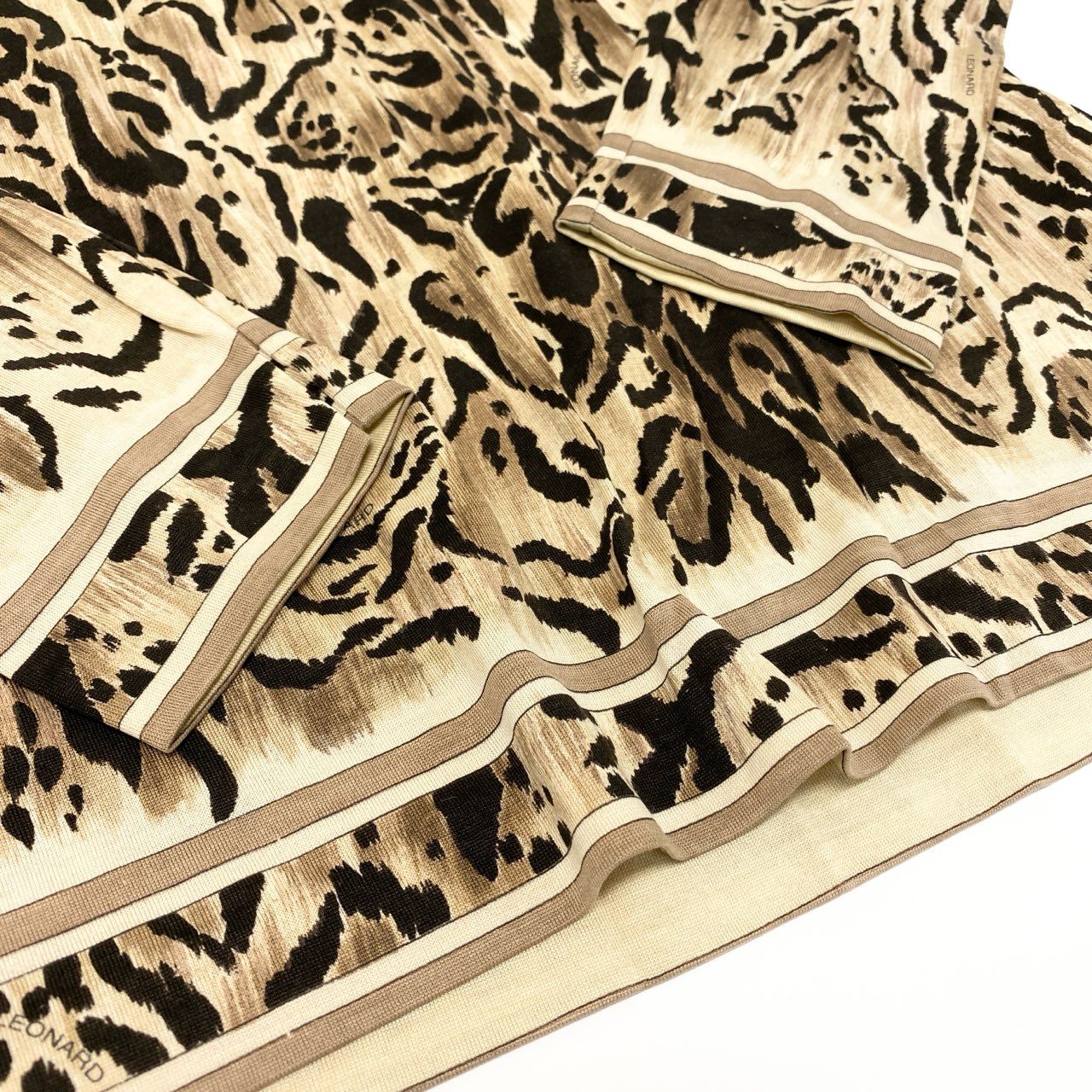 44k28 LEONARD レオナール 長袖カットソー クルーネックトップス ヒョウ柄 総柄 LLサイズ ベージュ系 レディースo07t