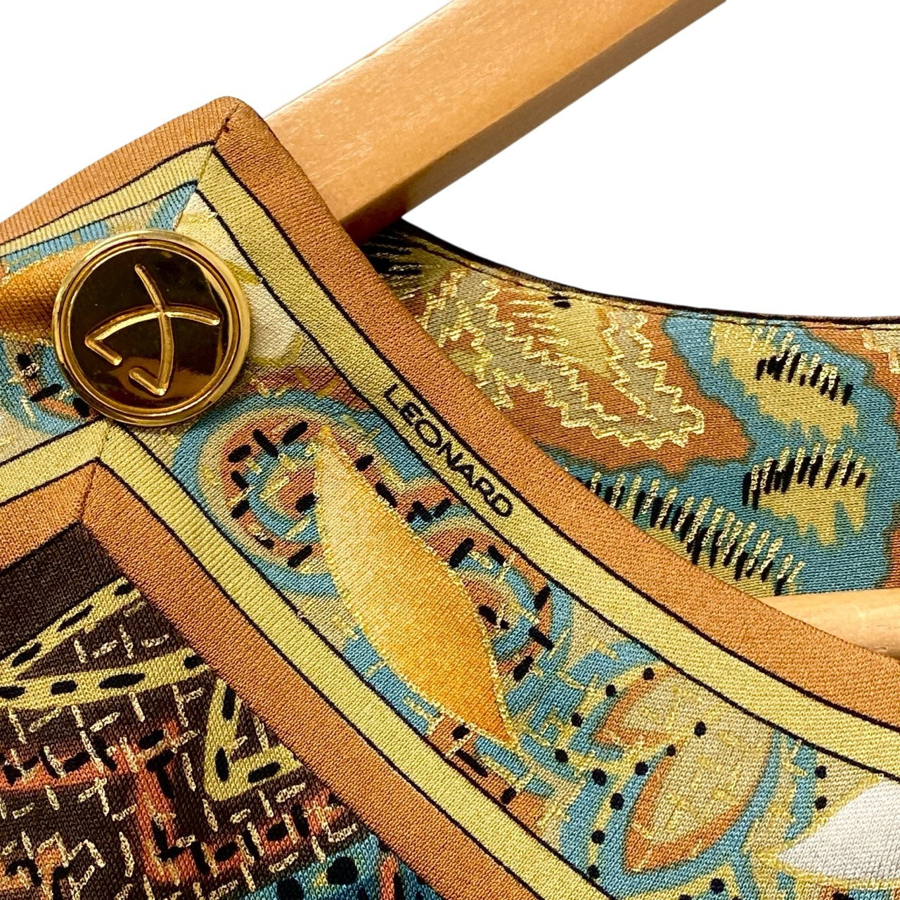 77b26 LEONARD レオナール ロングスリーブカットソー 美しいプリント 金ボタン ラメ マルチカラー シルク100％ レディース 女性用u02t