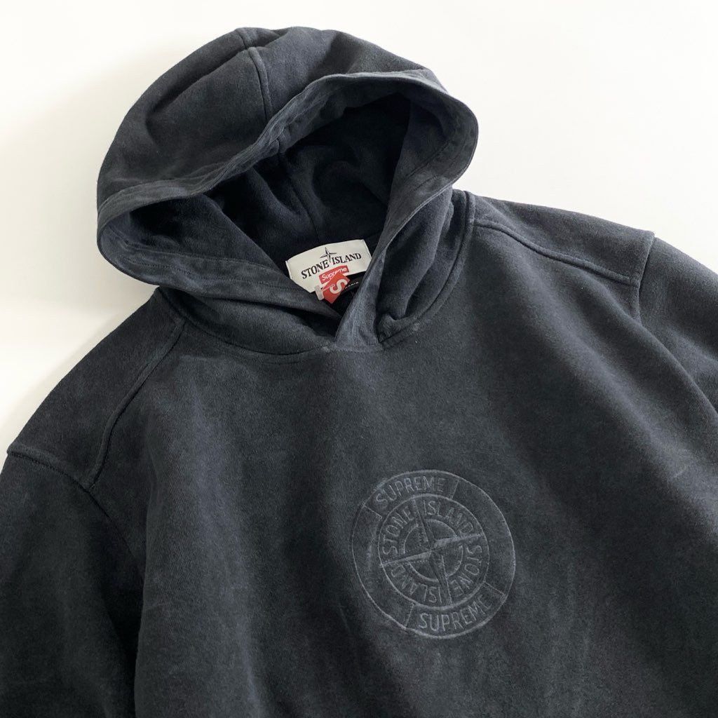 71g3 【未使用保管品】 タグ付 Supreme × STONE ISLAND シュプリーム ストーンアイランド Hooded Sweatshirt フーデッドスウェットシャツ パーカー プルオーバー 7025601S2 Mサイズ ブラック コットン