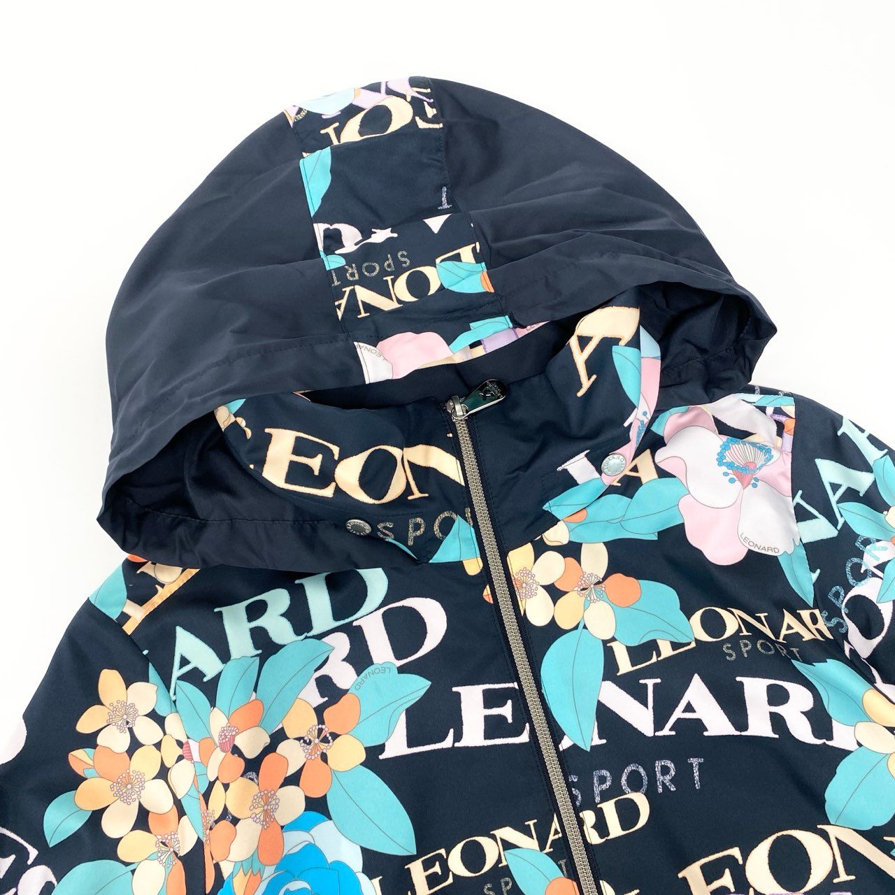 31b6 【極美品】LEONARD SPORT レオナール スポーツ ロングスリーブジャケット 美しい花柄プリント フード収納可 ロゴ 総柄 0555150 40サイズ ブラック ポリエステル100％ レディース 女性用u02t