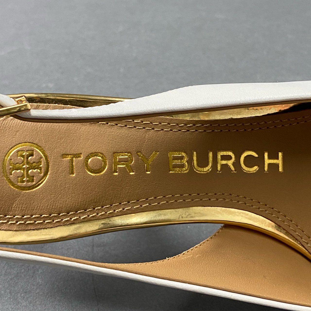 4d16 《極美品》 TORY BURCH トリーバーチ PENELOPE スリングバックパンプス 6 1/2 ホワイト レザー パテント ミュール サンダル イタリア製 箱有