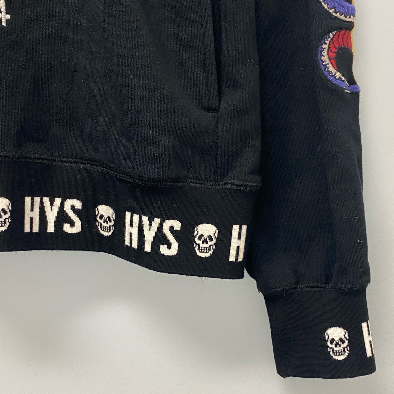 78b12 【美品】HYSTERIC GLAMOUR ヒステリックグラマー プルオーバーフーディー パーカー スカル 刺繍 トップス Mサイズ ブラック コットン100％ メンズu02t