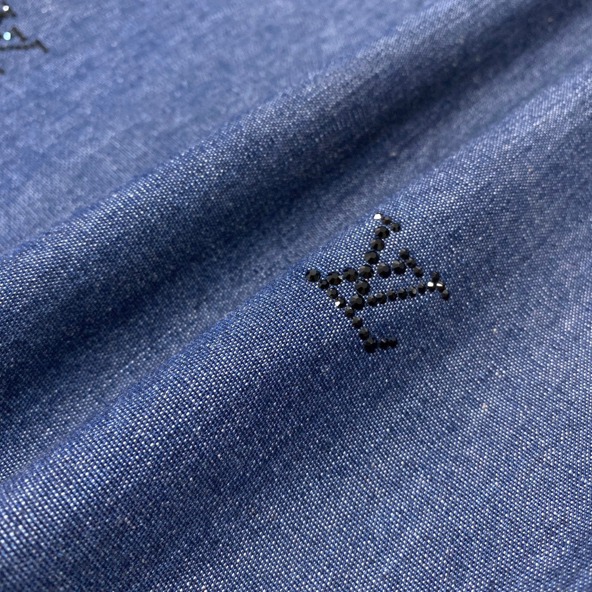 Mf18 《未使用品》 LOUIS VUITTON ルイヴィトン 25SS ブラゾンエンベリッシュド デニムシャツ Blason Embellished Shirt サイズL ブルーt18r