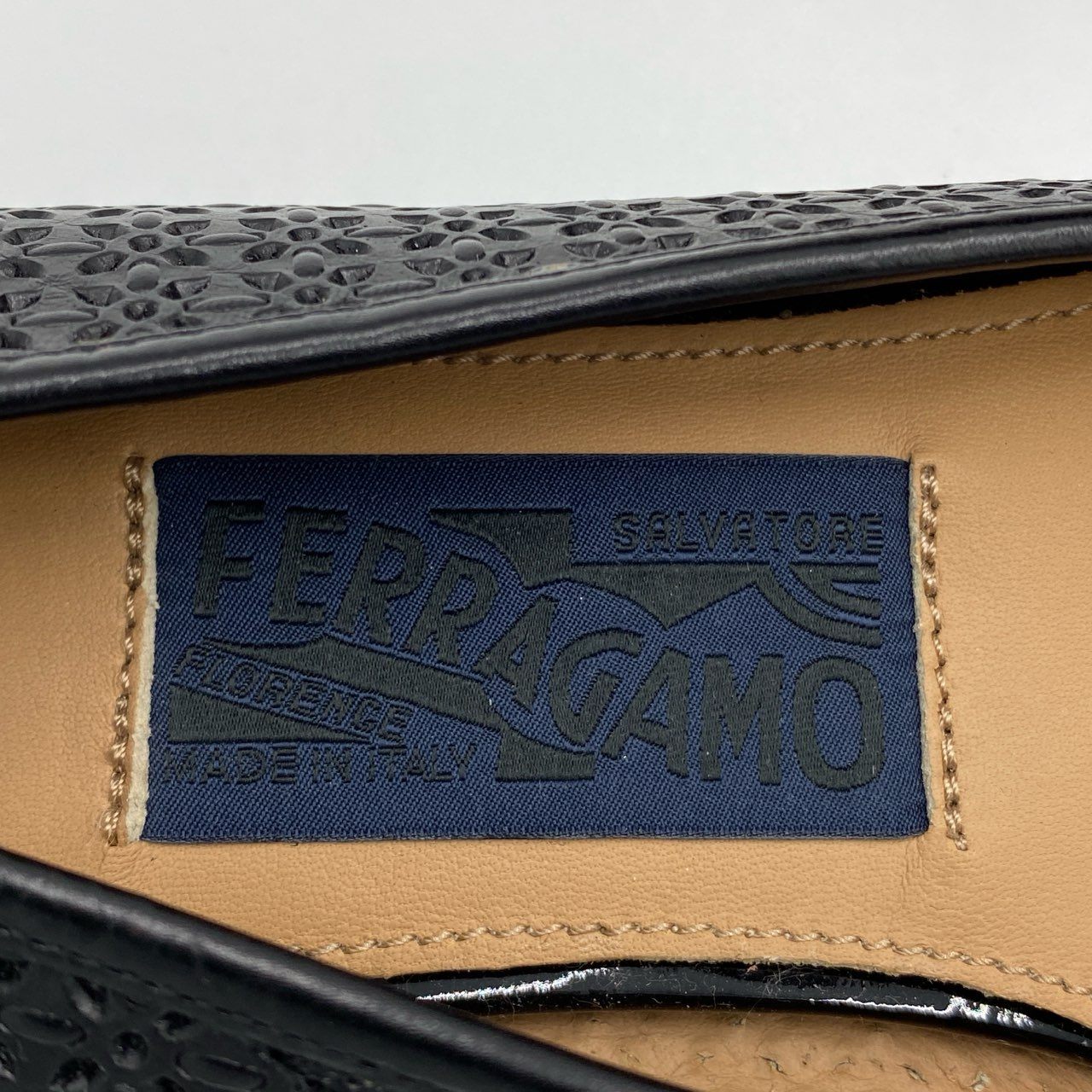 1i4 《未使用》 Salvatore Ferragamo サルヴァトーレフェラガモ VARA ヴァラ パンチング加工 フラットシューズ 7 1/2 ブラック レザー バレエ イタリア製 女性靴t18r