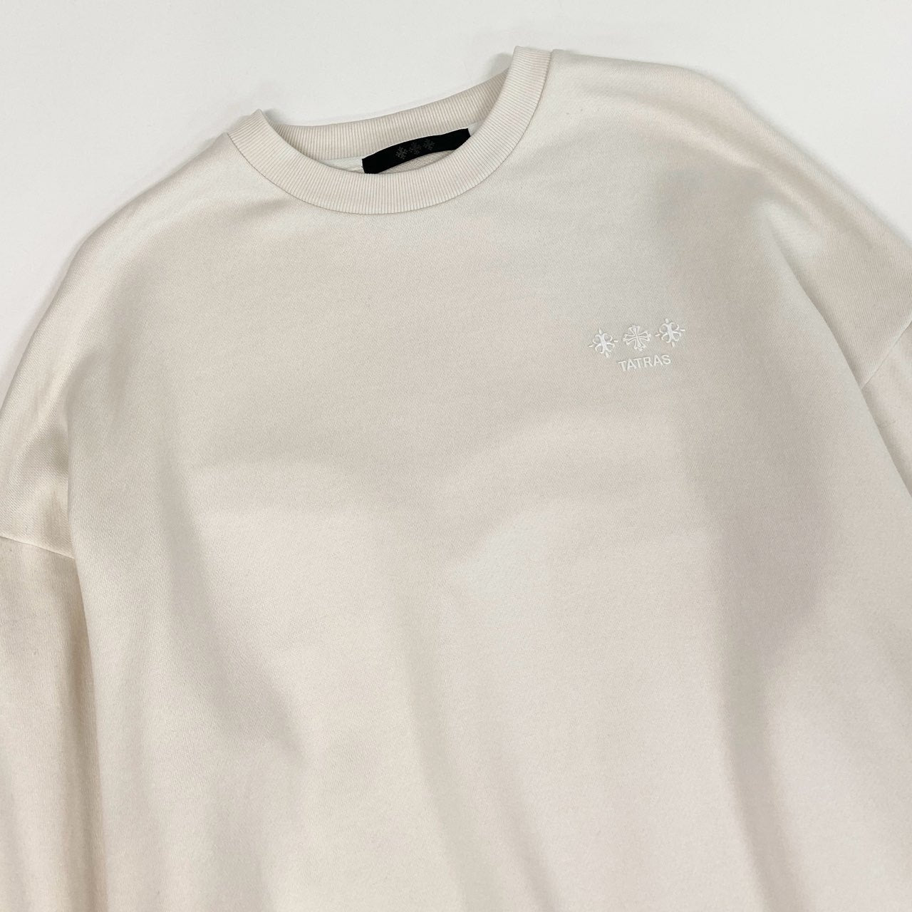8b20 《美品》定価￥41,800 TATRAS タトラス 別注 FITART フィタート ロゴ刺繍 スウェット サイズ3 ホワイト ユニセックス トレーナーt18r