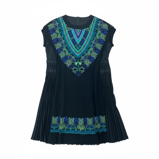 28k29 TOKUKO 1er VOL トクコプルミエヴォル フレンチスリーブ ニットワンピース プリーツ切替 身幅ゆったり○ フロント刺繡 レディース 女性用 ９ ブラックu02t