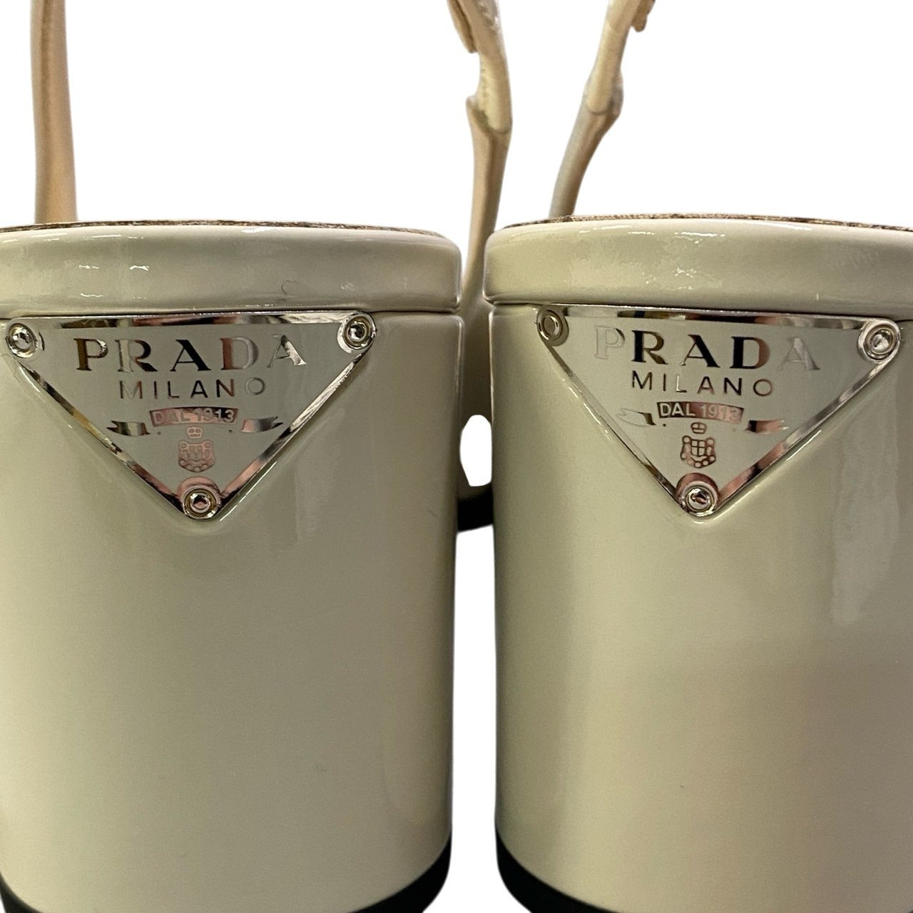 b26【極美品】PRADA プラダ スリングバック パンプス 三角プレート ロゴプレート サイズ1/2 アイボリー パテントレザー レディース 靴 シューズta1