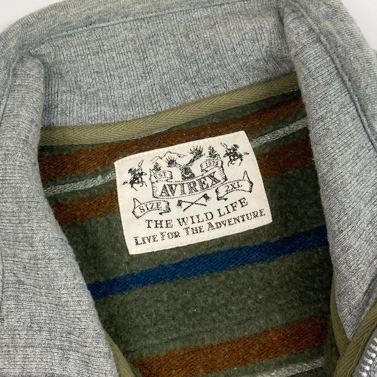 29l14 AVIREX アヴィレックス NATIVE EMB TRACK JKT 裏起毛スタンドジップアップジャケット 6113165 2XLサイズ グレー メンズo07t