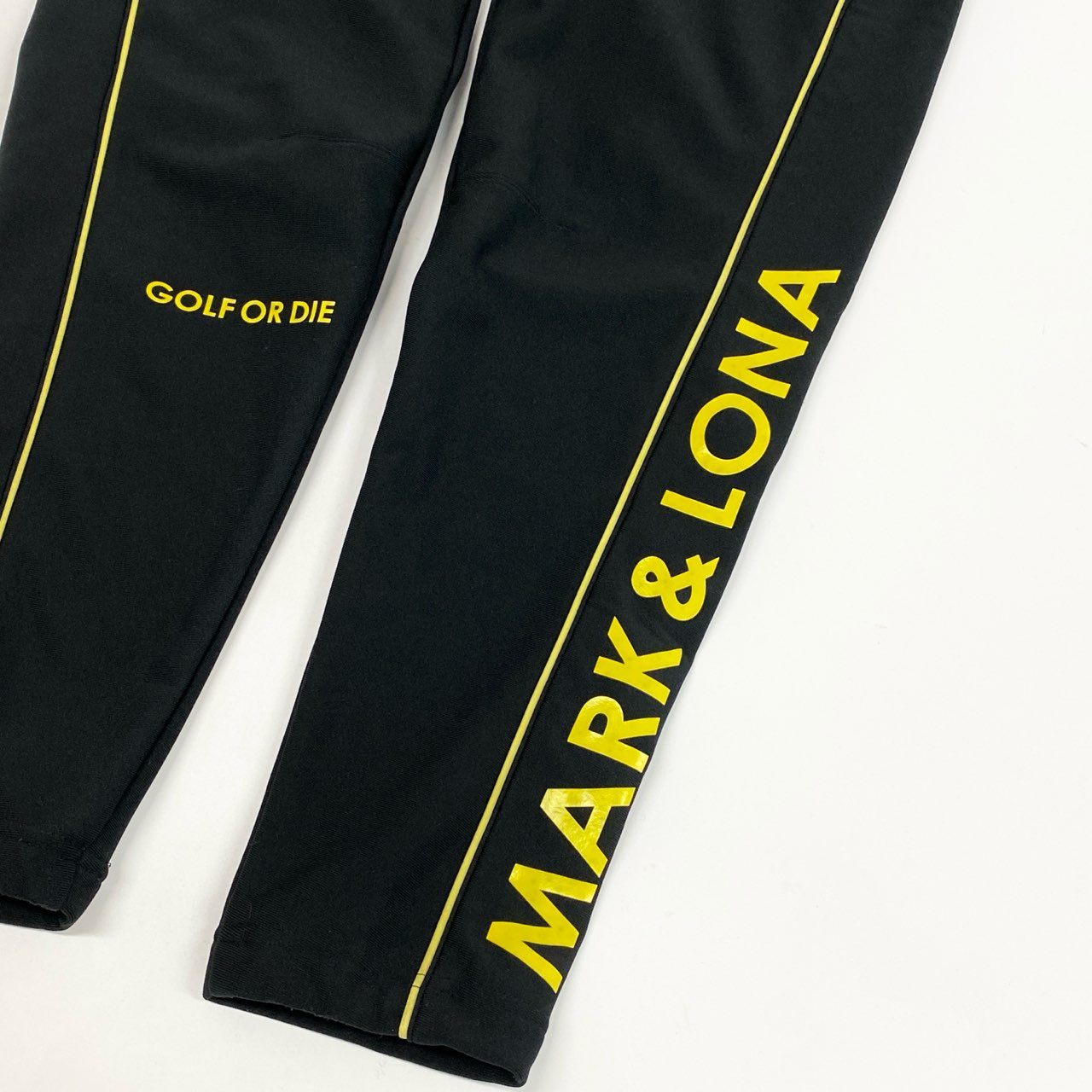 31i8 MARK&LONA マークアンドロナ Flexer Energy Tech Pants スカルプリント ジャージパンツ ボトムス ゴルフウェア ロゴプリント MLM-1C-AT12 44 ブラック イエロー メンズo07t