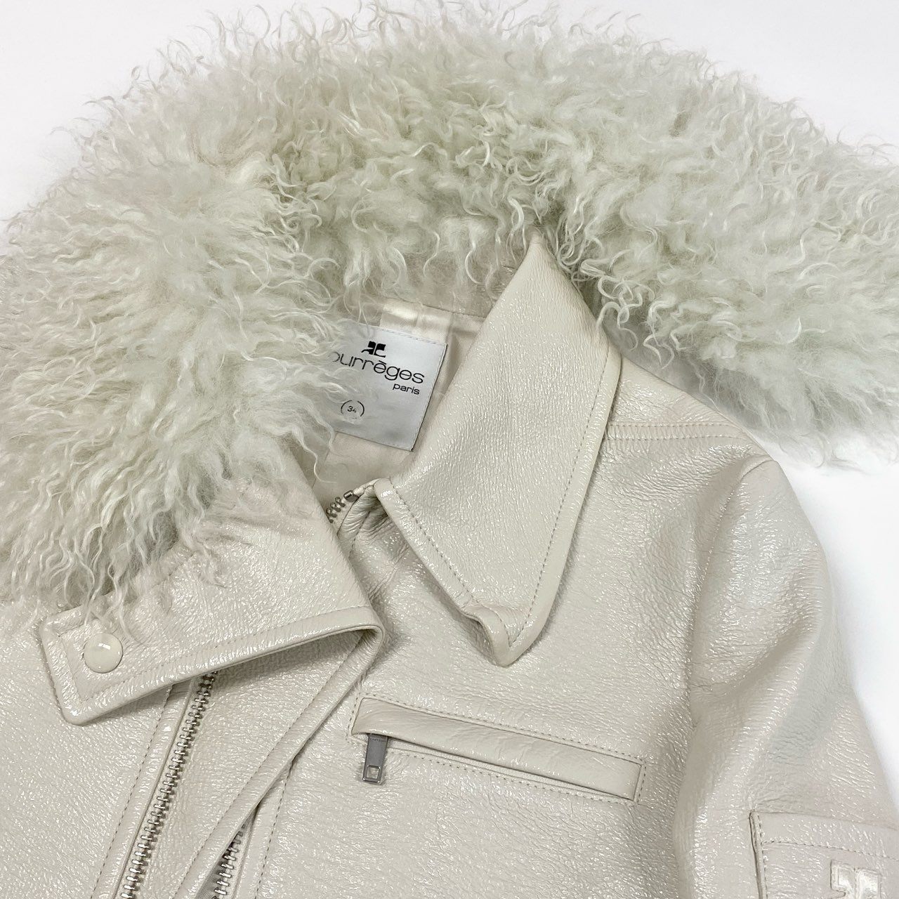 Ia15 【未使用品】courreges クレージュ カラクルラムファー ショートレザージャケット 短丈レザージャケット ロゴワッペン付き サイズ34 オフホワイト レディース 薄手アウターk02i