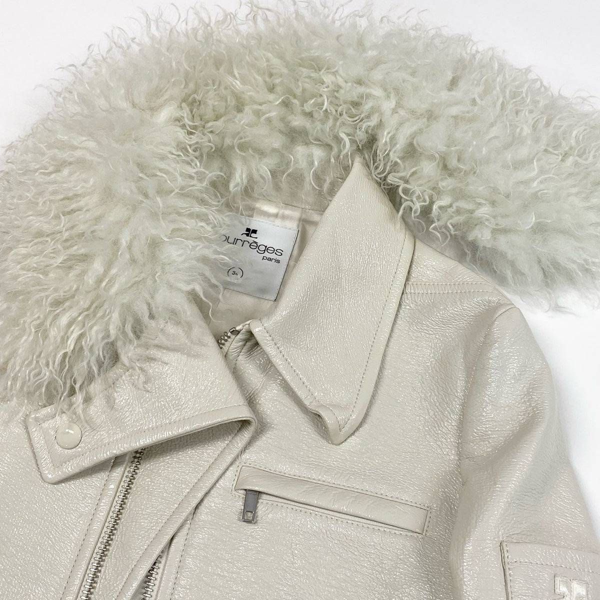 Ia15 【未使用品】courreges クレージュ カラクルラムファー ショートレザージャケット 短丈レザージャケット ロゴワッペン付き サイズ34 オフホワイト レディース 薄手アウターk02ik02i