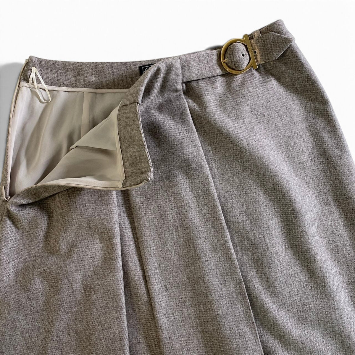 34j26 【極美品】 Salvatore Ferragamo サルヴァトーレフェラガモ ガンチーニベルト タックスカート シルクブレンド サイズ40 ベージュ系 レディースu02t