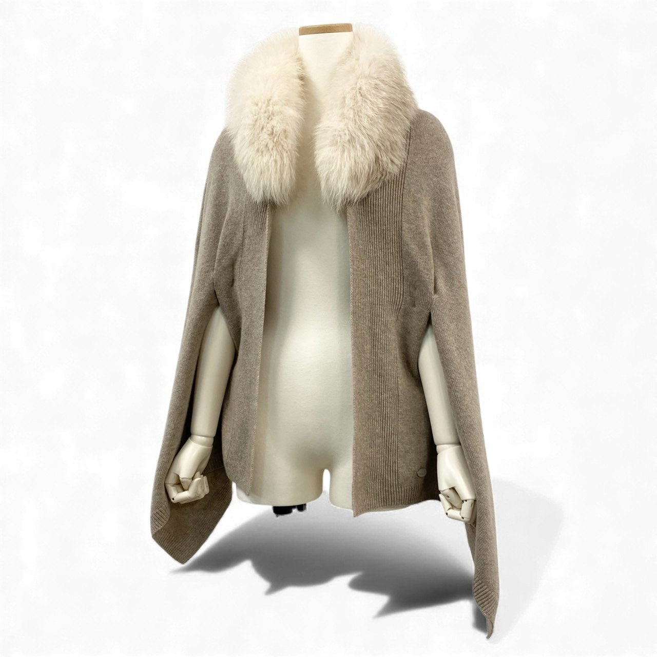 5L17【美品】FOXEY フォクシー ニットセーター フーディー ポンチョ ファー ロゴプレート トップス アウター ベージュ レディースk02i