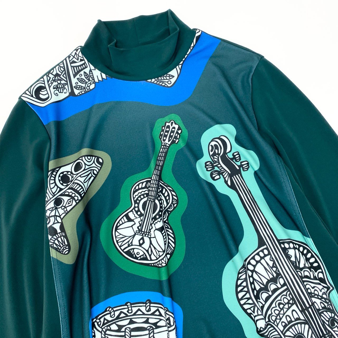 17c2 TOKUKO 1er VOL トクコプルミエヴォル ロングスリーブ チュニックワンピース ハイネック 楽器柄プリント ストレッチ レディース 女性服 サイズ9 グリーンu02t