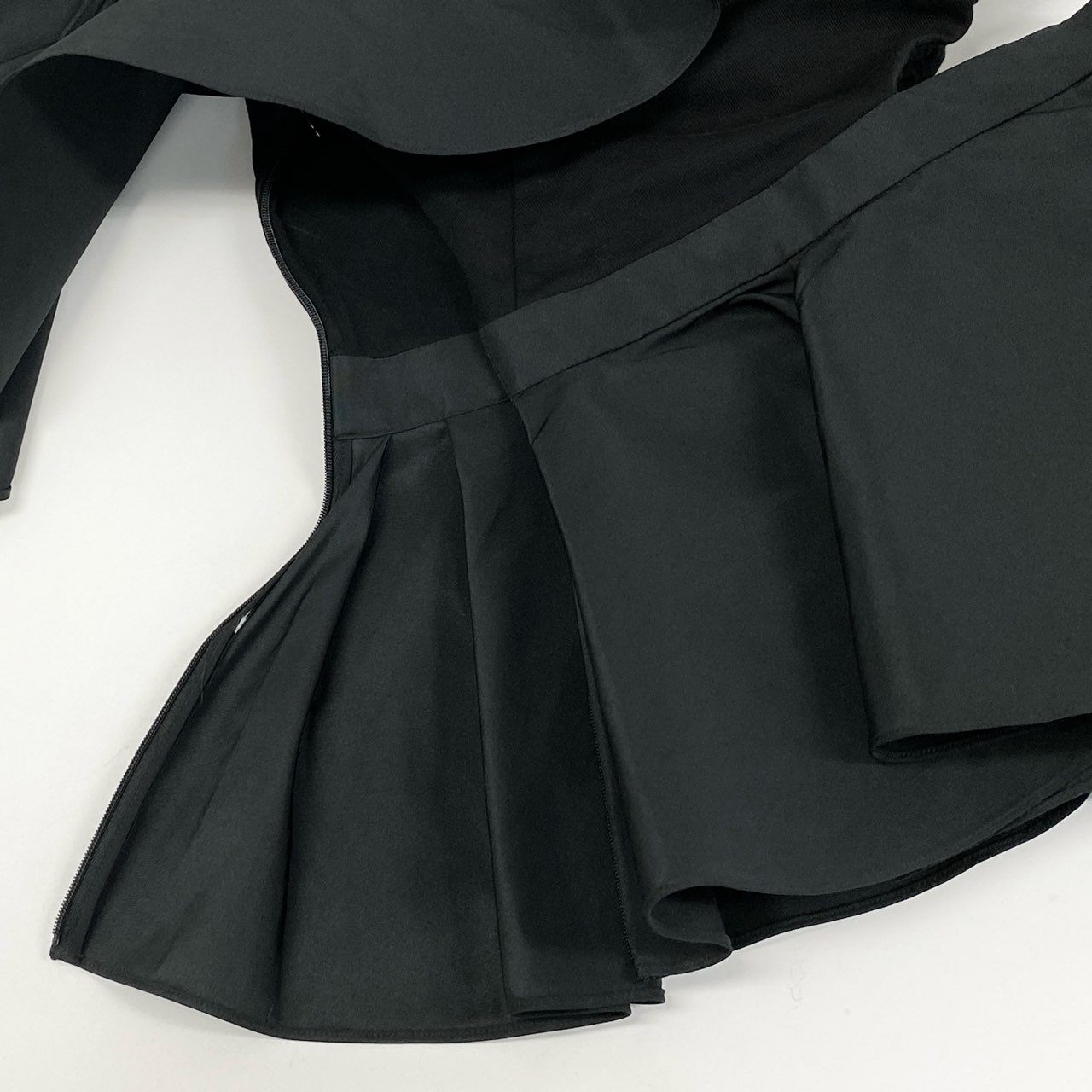 Ah29 Alexander McQUEEN アレキサンダーマックイーン 変形トップス フリルトップス ペプラム ラッフル装飾 ラウンドネック Fサイズ ブラック レディース 女性用k02i