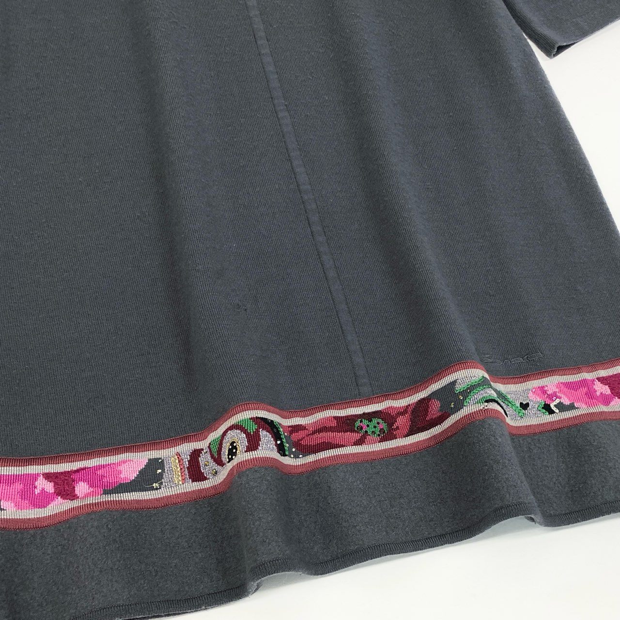 63d13 LEONARD FASHION レオナール 七分袖 ニットワンピース 膝丈ワンピース 花柄刺繍 ラインストーン装飾 リブ切替 ウールシルク混 サイズ40 グレー レディース 女性用o07t