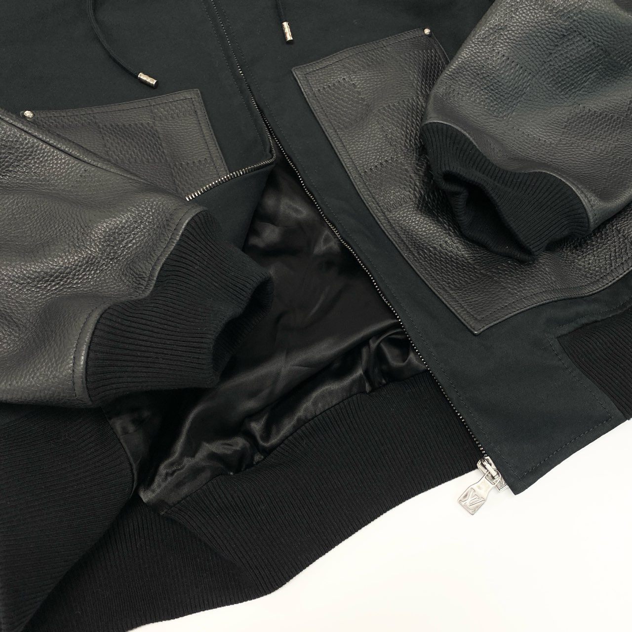 53Ⅼ2 LOUIS VUITTON ルイヴィトン 24SS ダミエ エンボスレザー ミックスレザーフードブルゾン スタジャン サイズ52 ブラック メンズ 男性用 アウター レザージャケットk02i