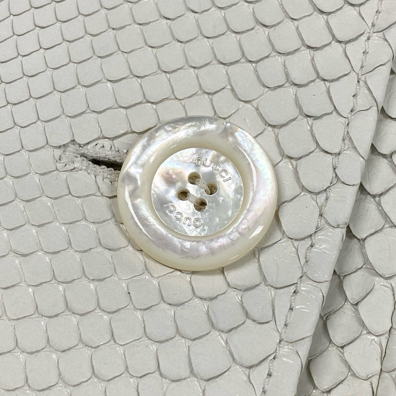 b4【美品】GUCCI グッチ トレンチコート ロングコート ヘビ 裏地 鯉 刺繍 イタリア製 40サイズ ホワイト 蛇革 レディースk02i