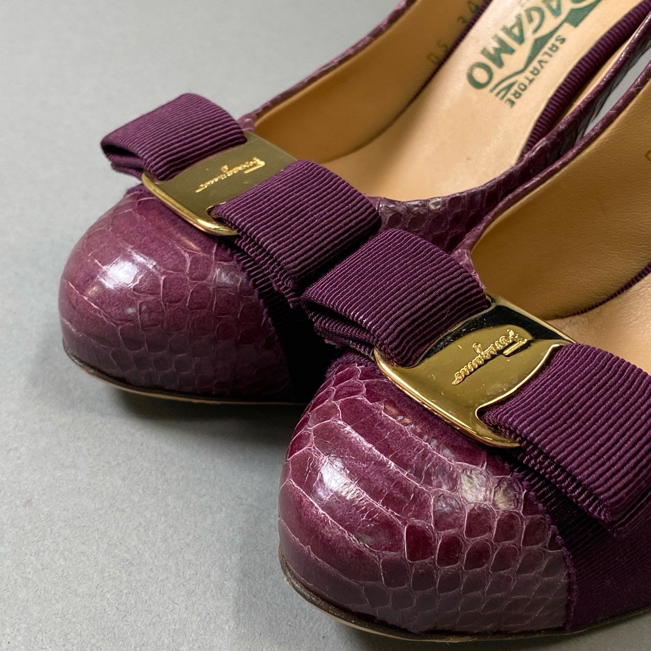 3i30 《極美品》 SALVATORE FERAGAMO サルヴァトーレフェラガモ RILLY ハイヒール パンプス ヴァラリボン パイソン柄 34663 6 1/2 パープル レザー レディース シューズt18r