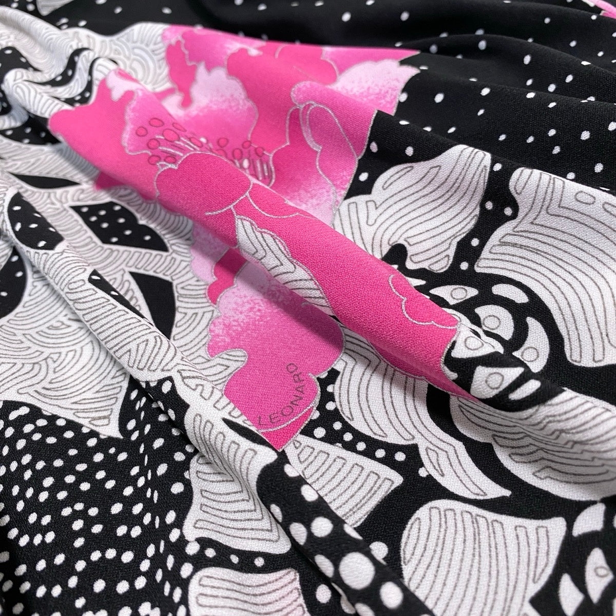5g13 【美品】 LEONARD FASHION レオナール ラップワンピース 美しい花柄プリント カンカン素材 サイズ36 ブラック ピンク ホワイト レディースu02t