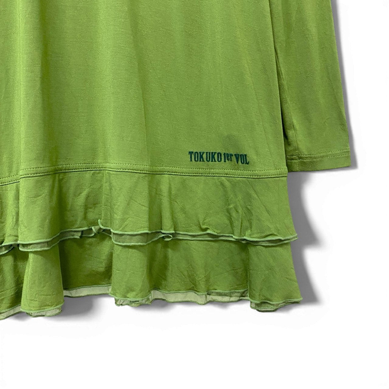 30b18 TOKUKO 1er VOL トクコプルミエヴォル チュニックワンピース ロングスリーブ 裾フリル ハイネック ワンポイント刺繡 レディース 女性用 9 グリーンu02t