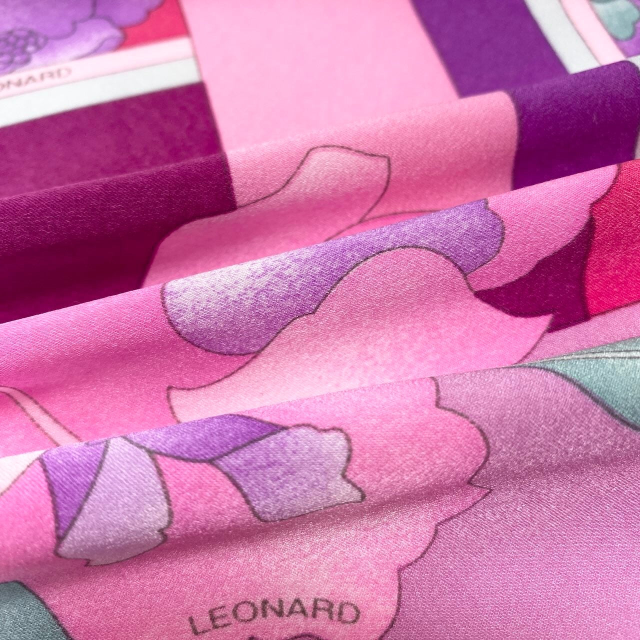 22d12 【極美品】 LEONARD FASHION レオナール アンサンブルニット ツインニット カンカン素材 カーディガン ノースリーブトップス 美しい花柄プリント サイズ40 ピンク レディースu02t