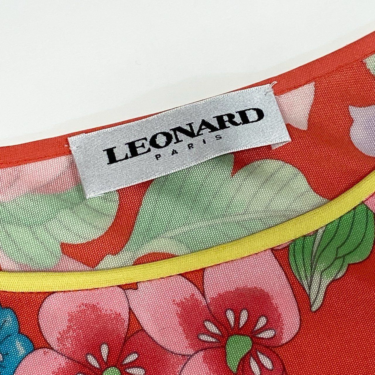 63d13 LEONARD PARIS レオナール ロングスリーブワンピース 美しい花柄プリント ウエストリボン付 イタリア製 サイズ40 オレンジ系 シルク100％ レディース 女性用u02t