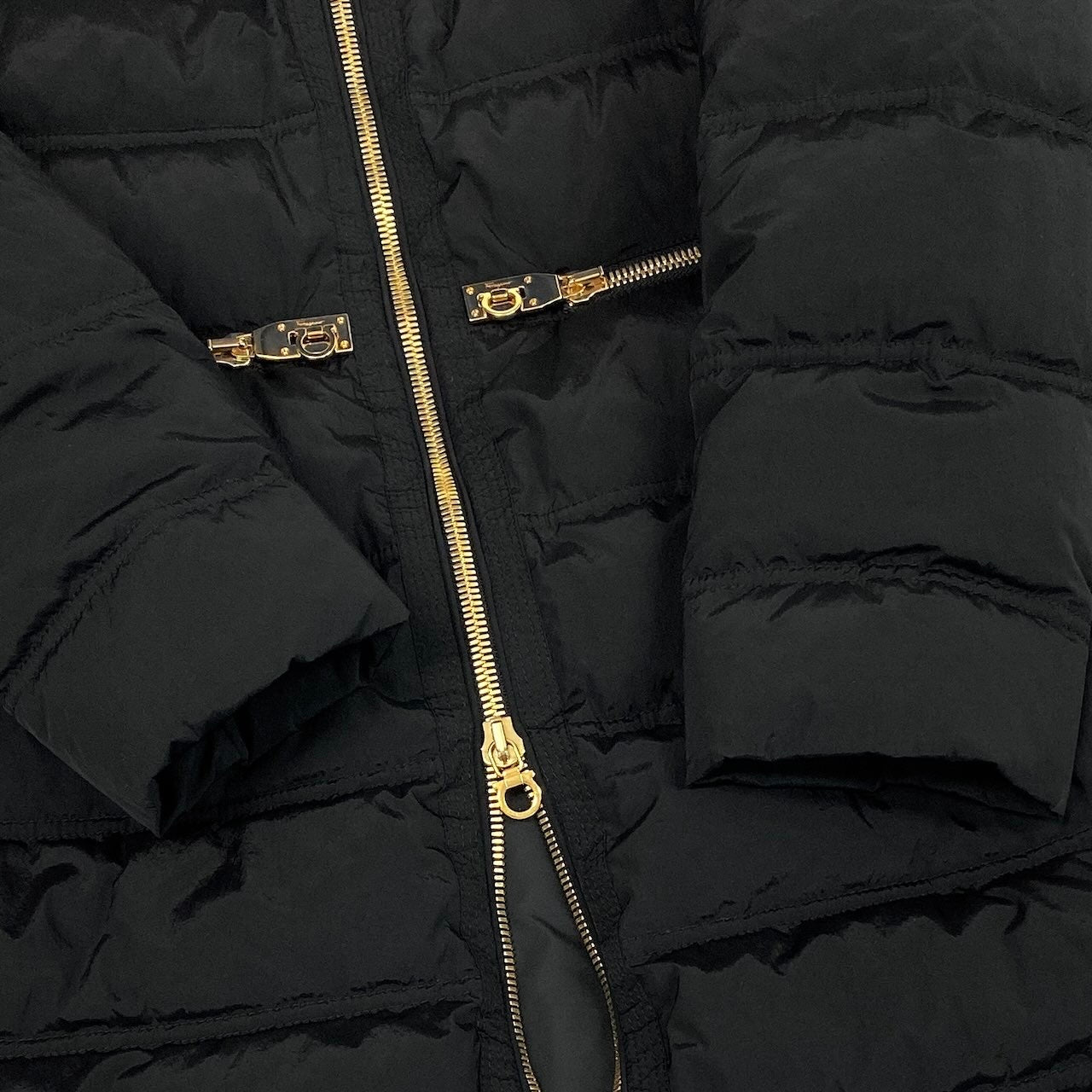 23e14 Salvatore Ferragamo サルヴァトーレフェラガモ ロングダウンコート ガンチーニゴールド金具 アウター 42サイズ ブラック ゴールド レディース 女性用u02t