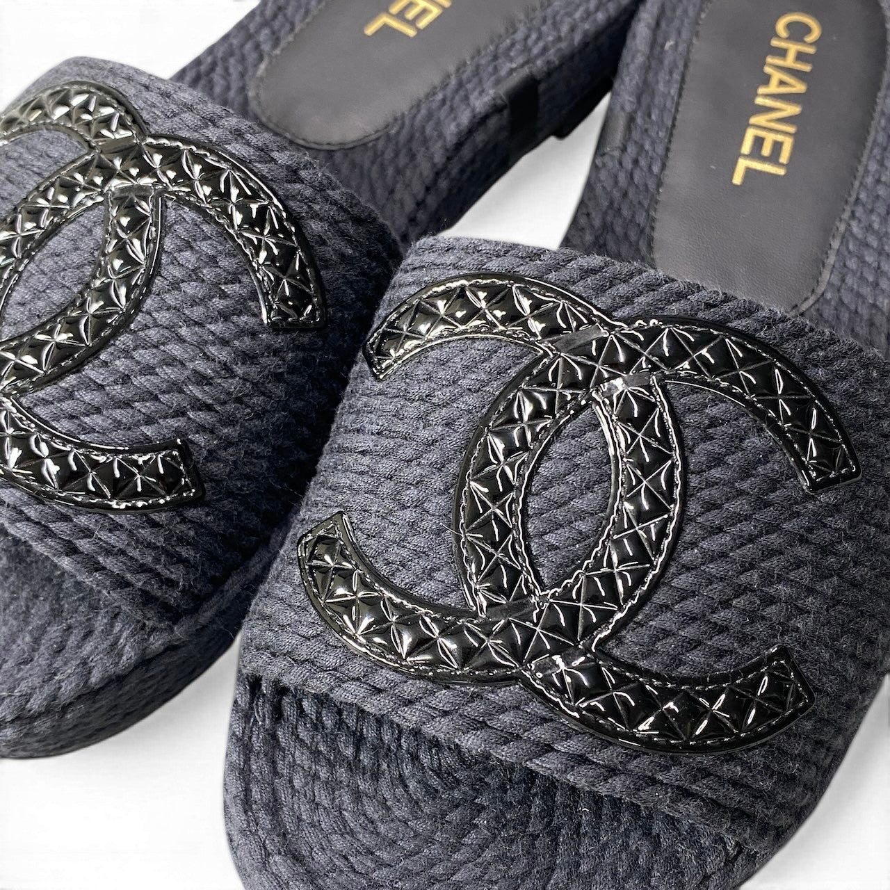 e29【美品】 CHANEL シャネル 2018 クルーズライン ココマーク フラットサンダル G33588 サイズ39 ブラック レディースk02i