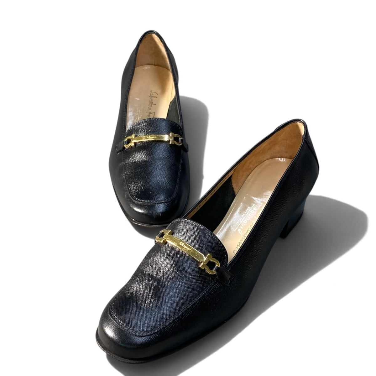2i16 Salvatore Ferragamo サルヴァトーレフェラガモ パンプス ローファー レザーシューズ ロゴプレート 7 1/2サイズ ブラック レザー レディース 女性用u02t