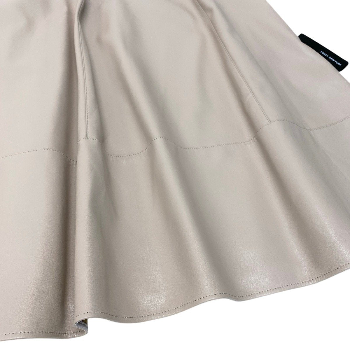 88g20 【未使用タグ付】 FOXEY NEW YORK フォクシーニューヨーク 2023年 Dress Marielle マリエル スクエアネック ノースリーブ ドレスワンピース 43873 サイズ40 ベージュ フェイクレザー レディースt18r