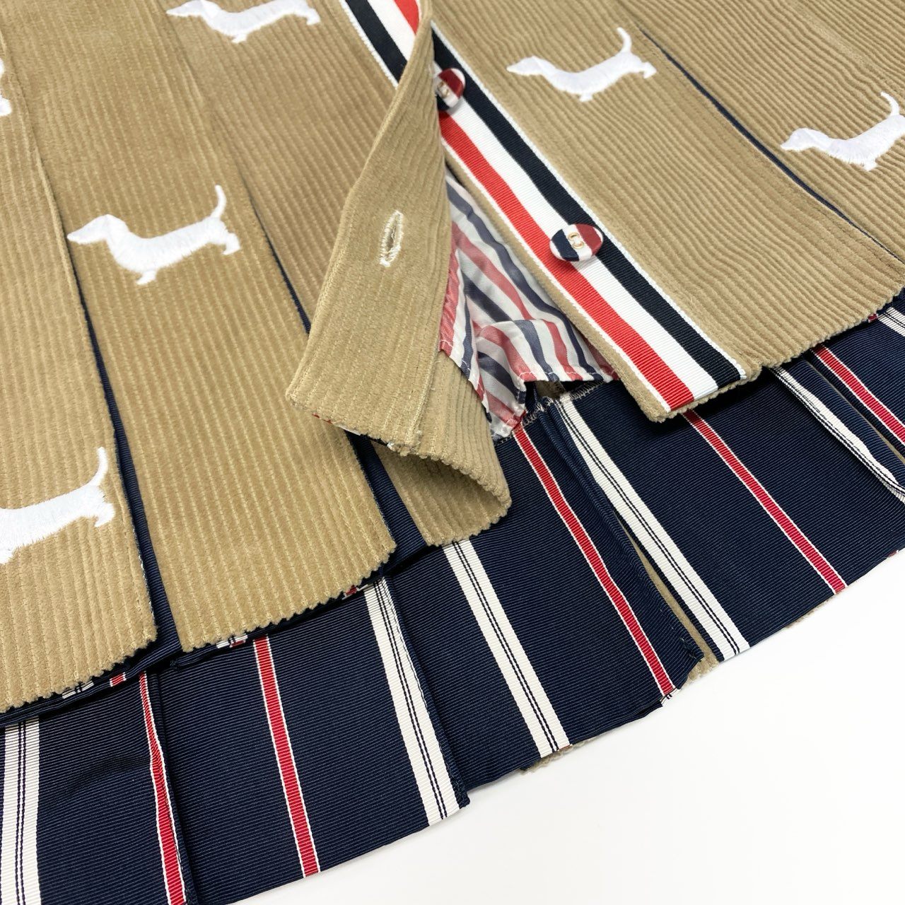 S【新品未使用】THOM BROWNE トムブラウン トリコロールテープ DOG刺繍 コーデュロイ ミニスカート サイズ38 ベージュ レディース 女性用 FGCA20E-E1225 38 ベージュk02i