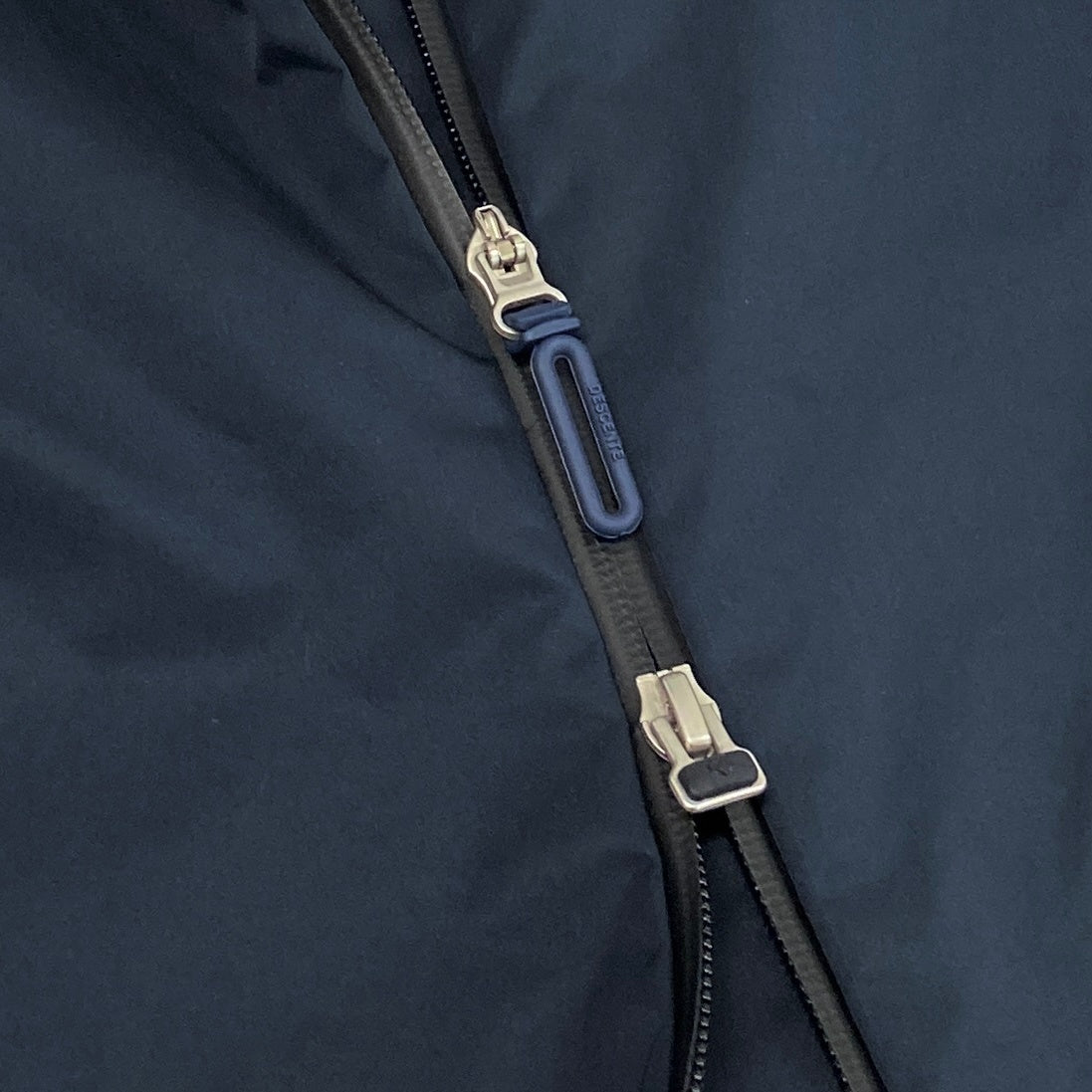 57g31 《美品》 DESCENTE デサント 撥水 ハードシェルコート DAWRGC42 M ネイビー アウトドア ジャケット ハイキング 登山 防水t18r