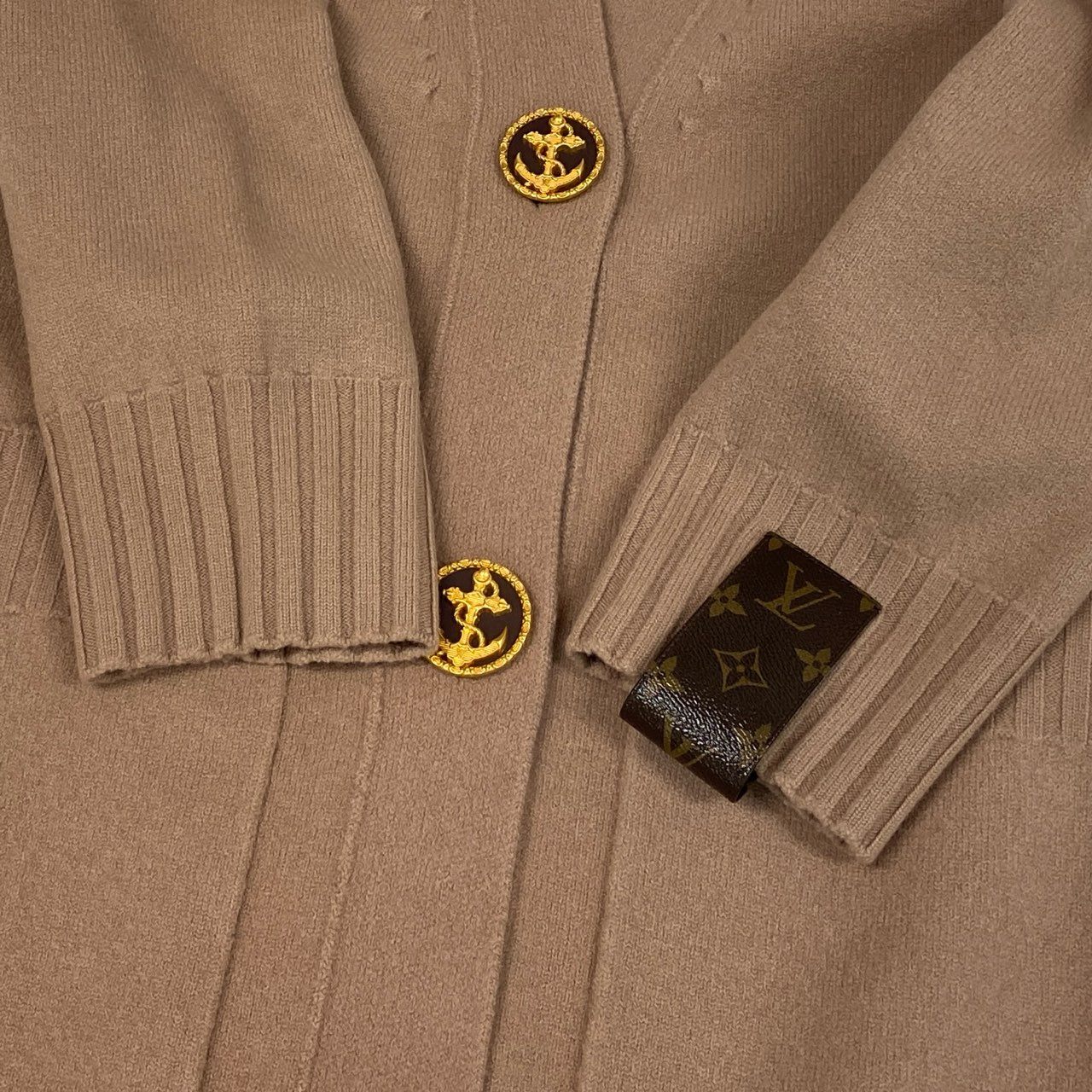 Eb19 LOUIS VUITTON ルイヴィトン ロングカーディガン ウールニット コーディガン アンカーボタン Long Knit Cardigan Sweater M ピンクベージュ系 ウール100％t18r