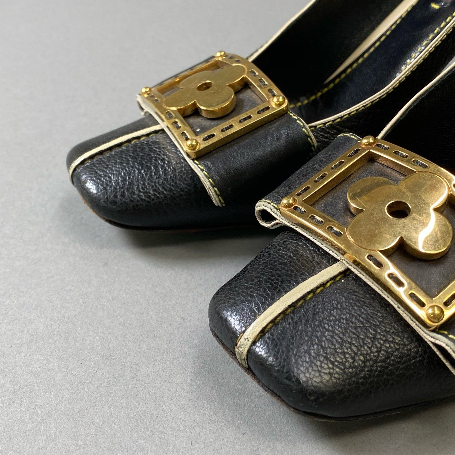 3i30 LOUIS VUITTON ルイヴィトン ゴールドフラワープレート スクエアトゥ ヒール パンプス ステッチ 35サイズ ブラック レザー レディースt18r