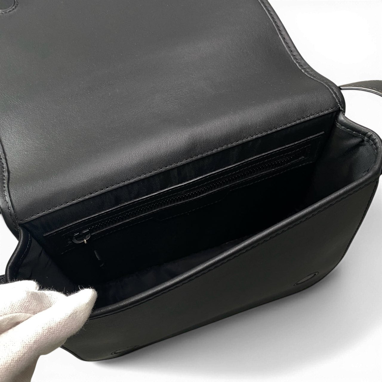 c23 BURBERRY バーバリー ユニバーサルパスポート レザーショルダーバッグ マグネット開閉  メンズ バッグk02i