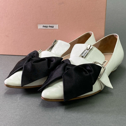 5f8 miu miu ミュウミュウ リボン付き ジップデザイン ローファー 37 1/2 ホワイト ブラック レザー フラットシューズ パンプス 箱付き