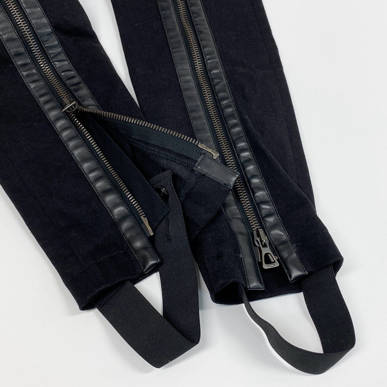 55L23【美品】GUCCI グッチ ジップディテールスティラップトラウザーズ デニムパンツ ボトム スキニー 26サイズ ブラック レディースo07t