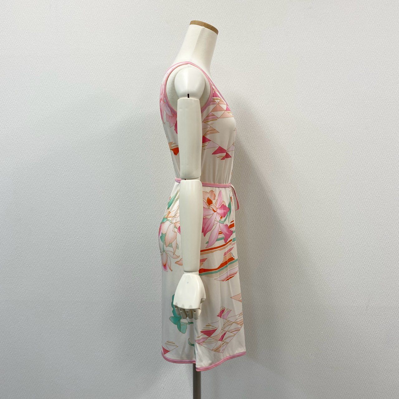 66i18 《美品》 LEONARD レオナール 美しい花柄プリント カンカン素材 ノースリーブワンピース ひざ丈ワンピース 0330243 サイズ1 ピンク レディースu02t