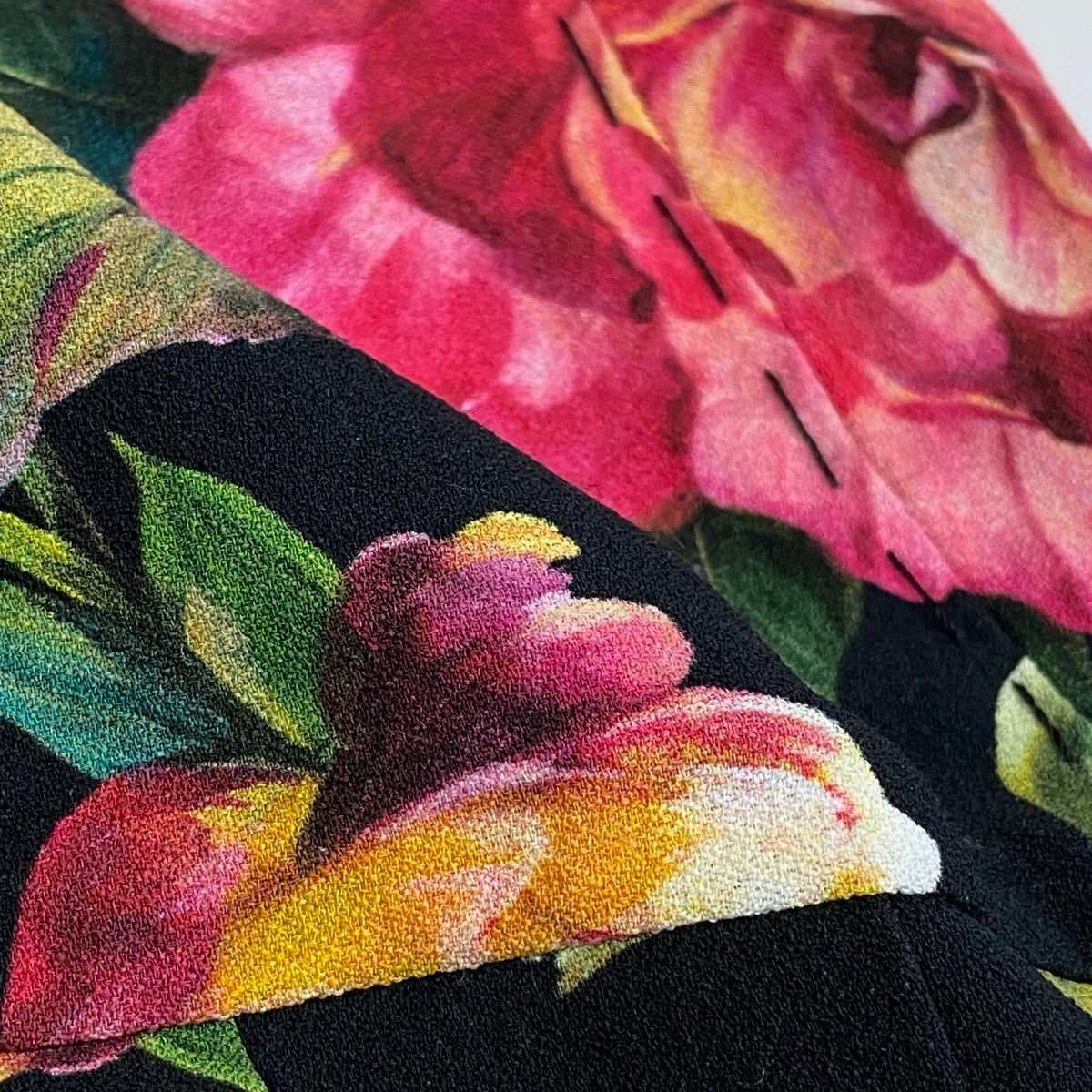 79g1 DOLCE&GABBANA ドルチェアンドガッバーナ ローズプリント 半袖ワンピース プリーツ切替 花柄 装飾ボタン ドレスワンピース サイズ36 ブラック レディースu02t