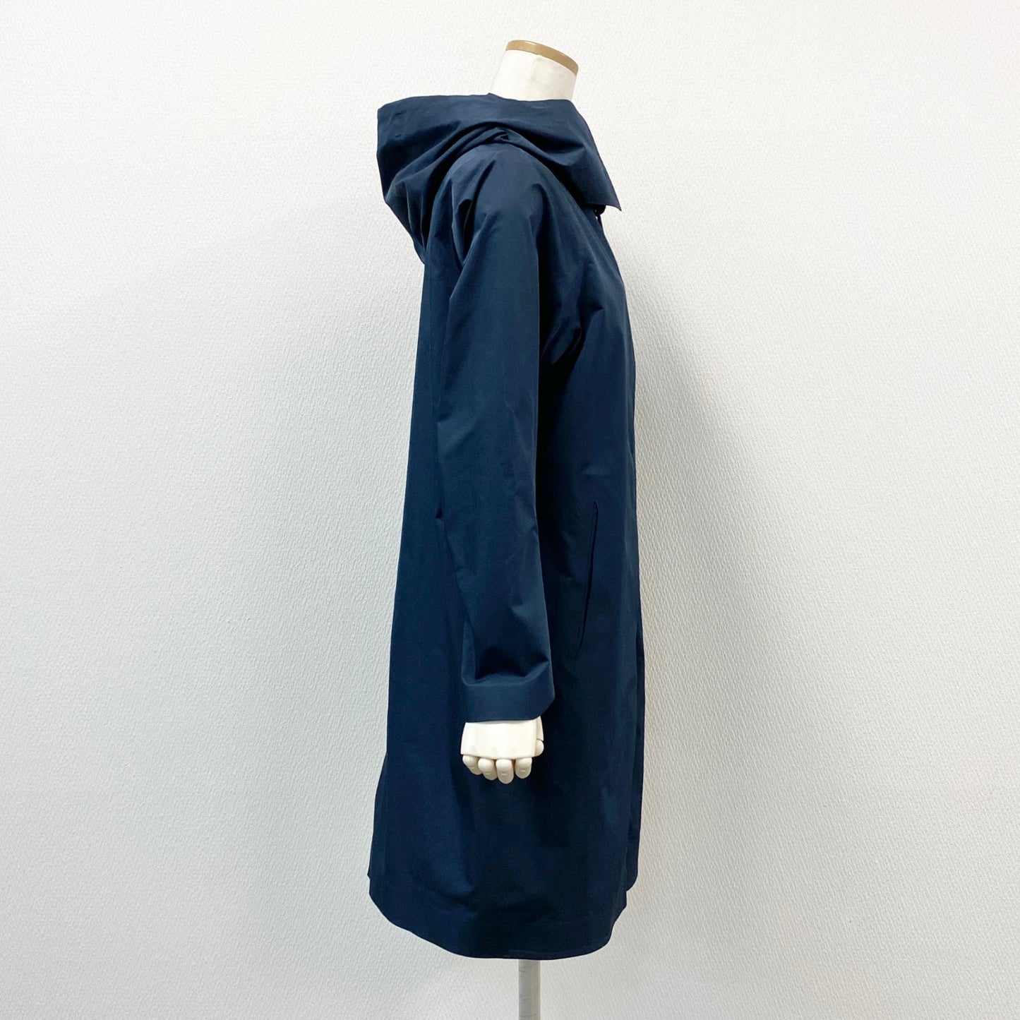 57g31 《美品》 DESCENTE デサント 撥水 ハードシェルコート DAWRGC42 M ネイビー アウトドア ジャケット ハイキング 登山 防水t18r