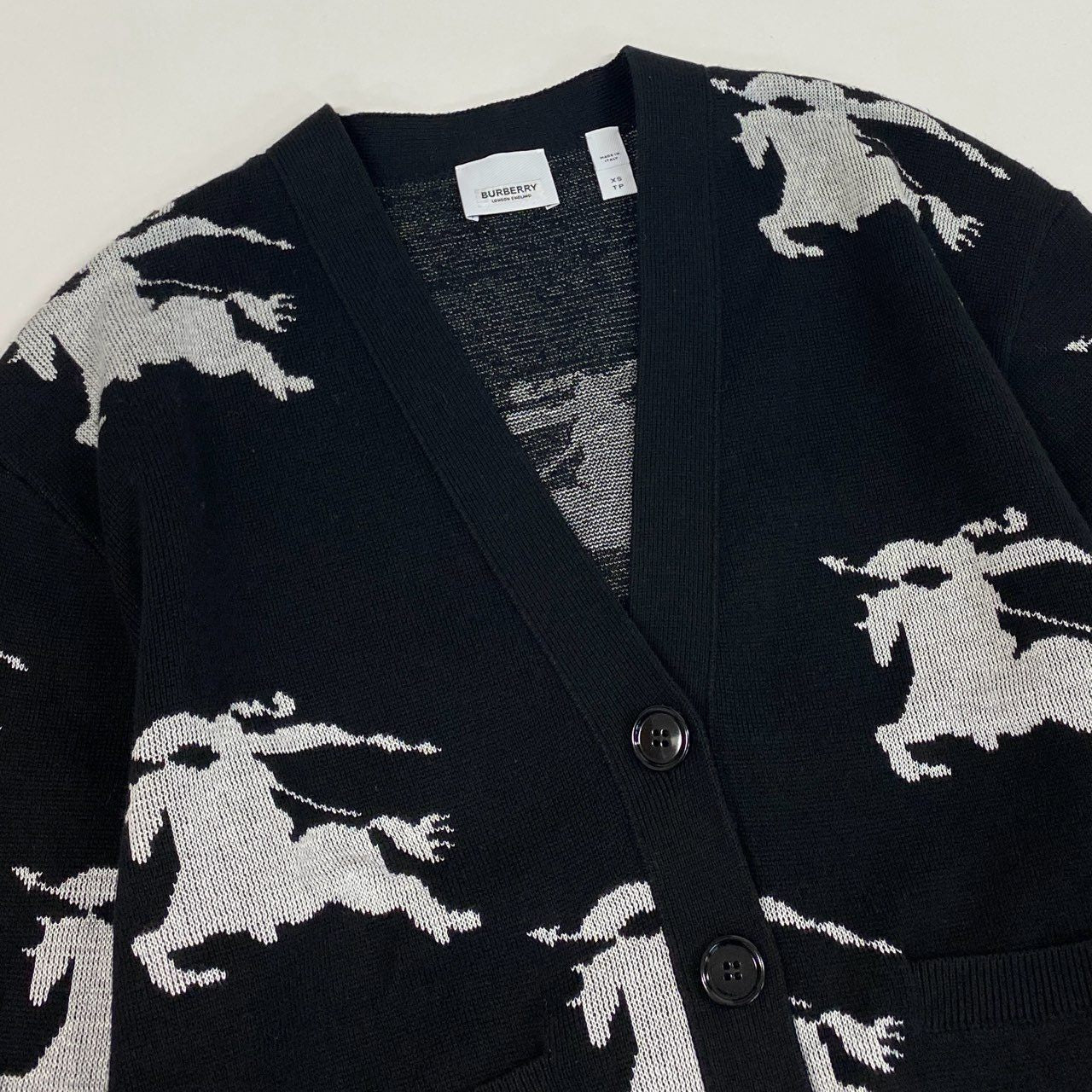 20a14 BURBERRY LONDON ENGLAND バーバリー ニットカーディガン 総柄 馬ロゴ エクエストリアンナイト コットン混 レディース 女性用 XS ブラック ホワイトo07t