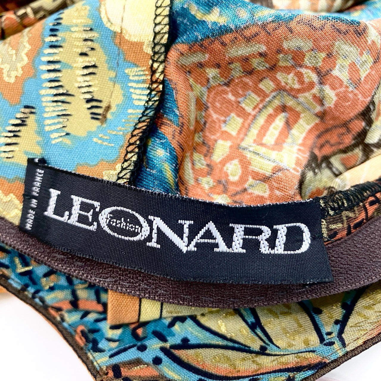 77b26 LEONARD レオナール ロングスリーブカットソー 美しいプリント 金ボタン ラメ マルチカラー シルク100％ レディース 女性用u02t