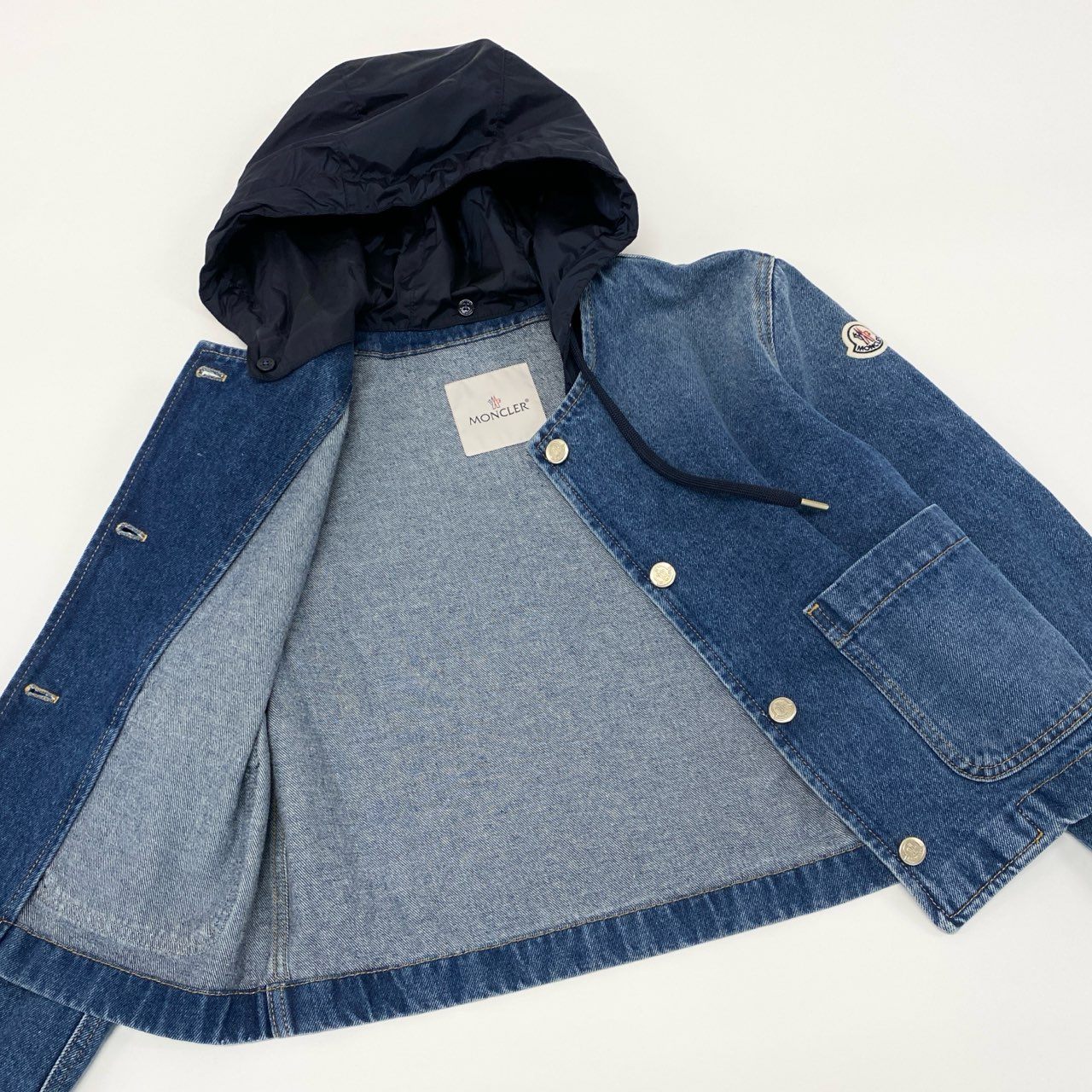 53e19 MONCLER モンクレール LAMPUSA 袖ワッペン フード付き ダメージ加工 ノーカラー デニムジャケット イタリア製 J10931A00115 00 インディゴブルー