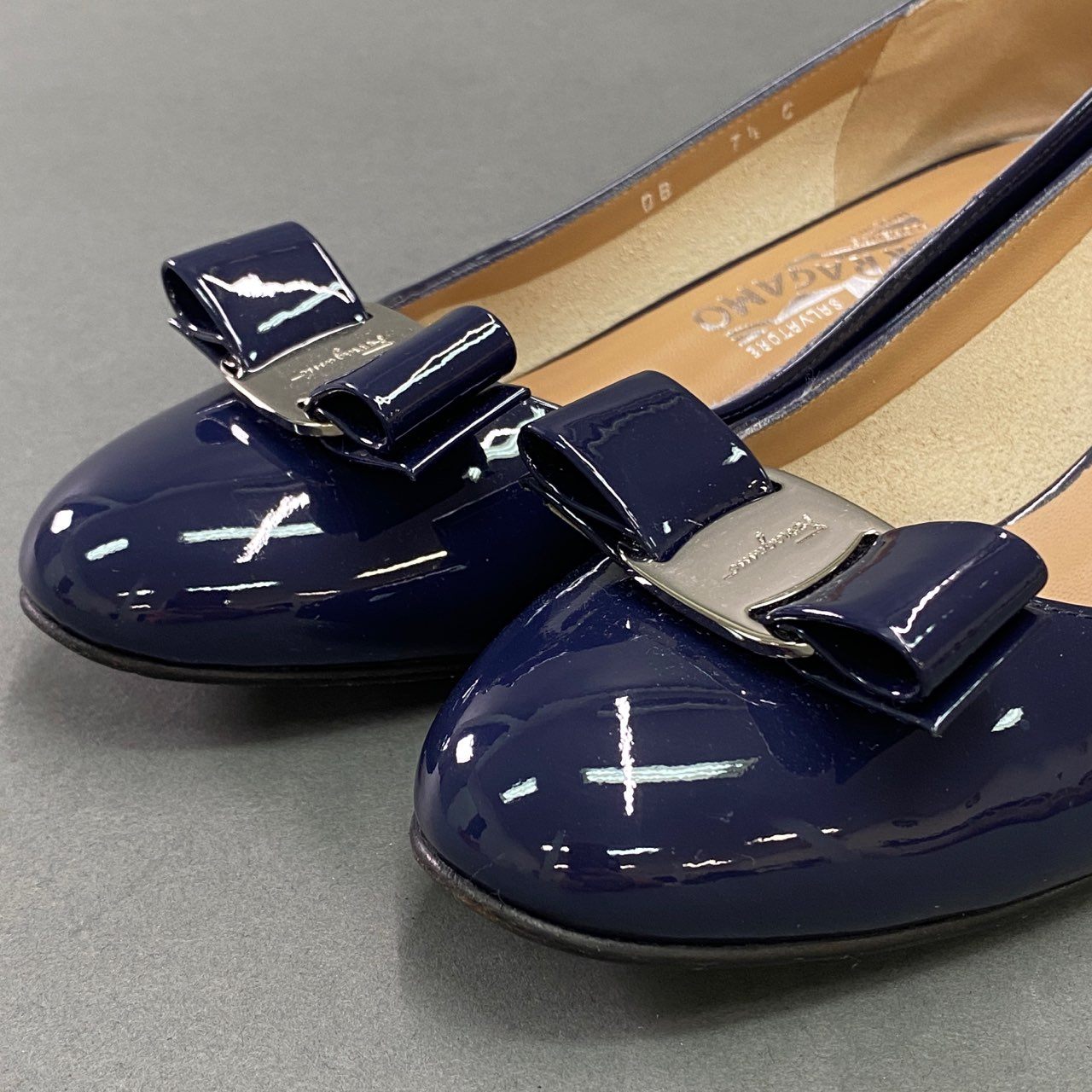 1a10 Salvatore Ferragamo サルヴァトーレ フェラガモ VARA 1 ヴァラリボン エナメルパンプス 7 1/2 ネイビー パテントレザー シューズ イタリア製