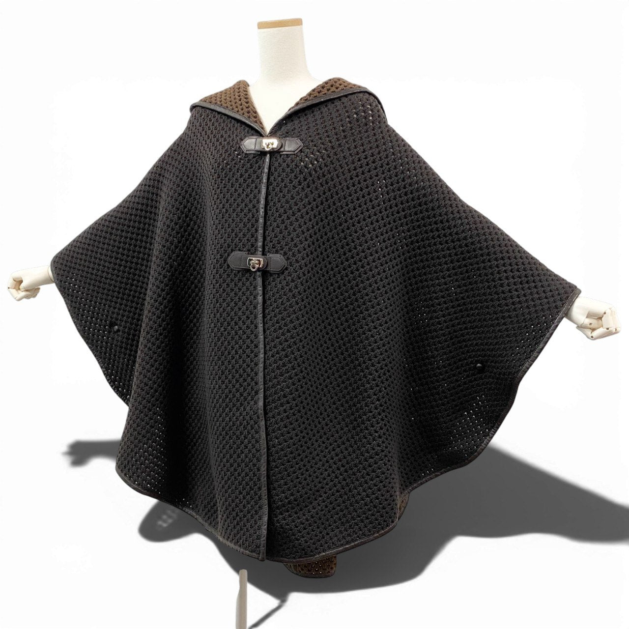 85b9 《美品》 Salvatore Ferragamo サルヴァトーレフェラガモ ニットポンチョ ケープコート ガンチーニターンロック レザーパイピング S ブラウンk02i