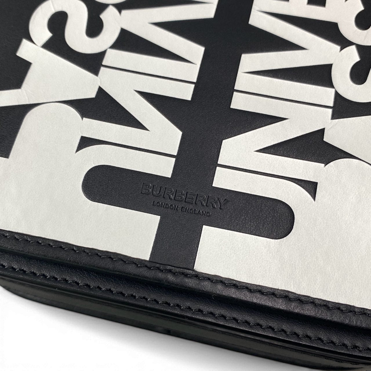 c23 BURBERRY バーバリー ユニバーサルパスポート レザーショルダーバッグ マグネット開閉  メンズ バッグk02i