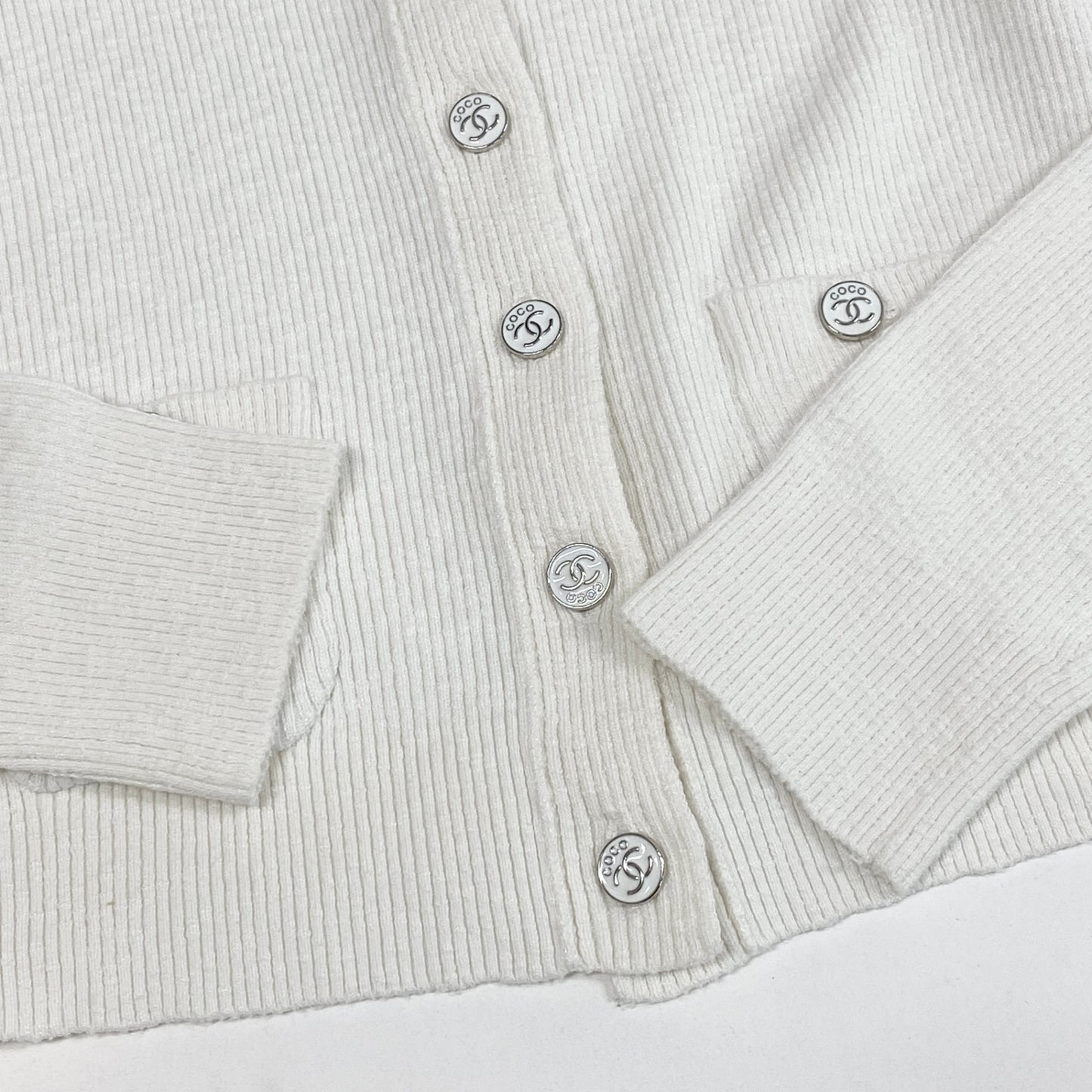 35L19《美品》 CHANEL シャネル ココビーチ カーディガン トップス ココマークボタン LOOK6 P78600K11464 サイズ36 ホワイト レディース 女性用k02i