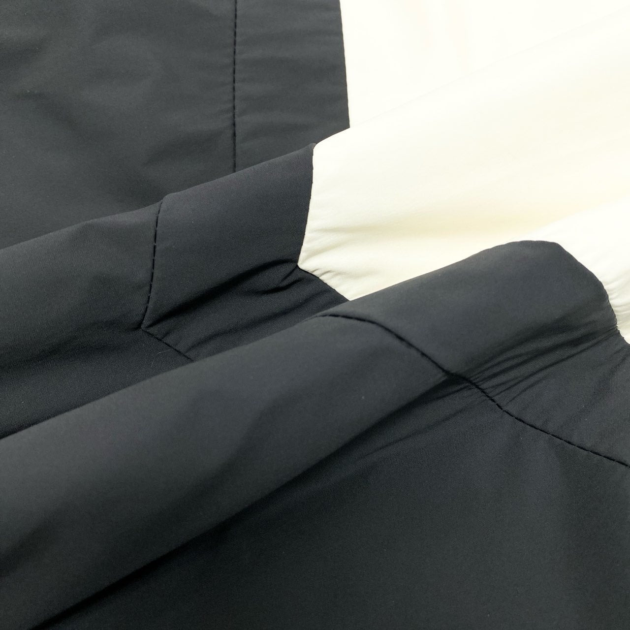 31L8 FENDI フェンディ モンスター バグズアイ リバーシブル ナイロンジャケット 中綿ジャケット FAA527 46サイズ ホワイト ブラック メンズo07t